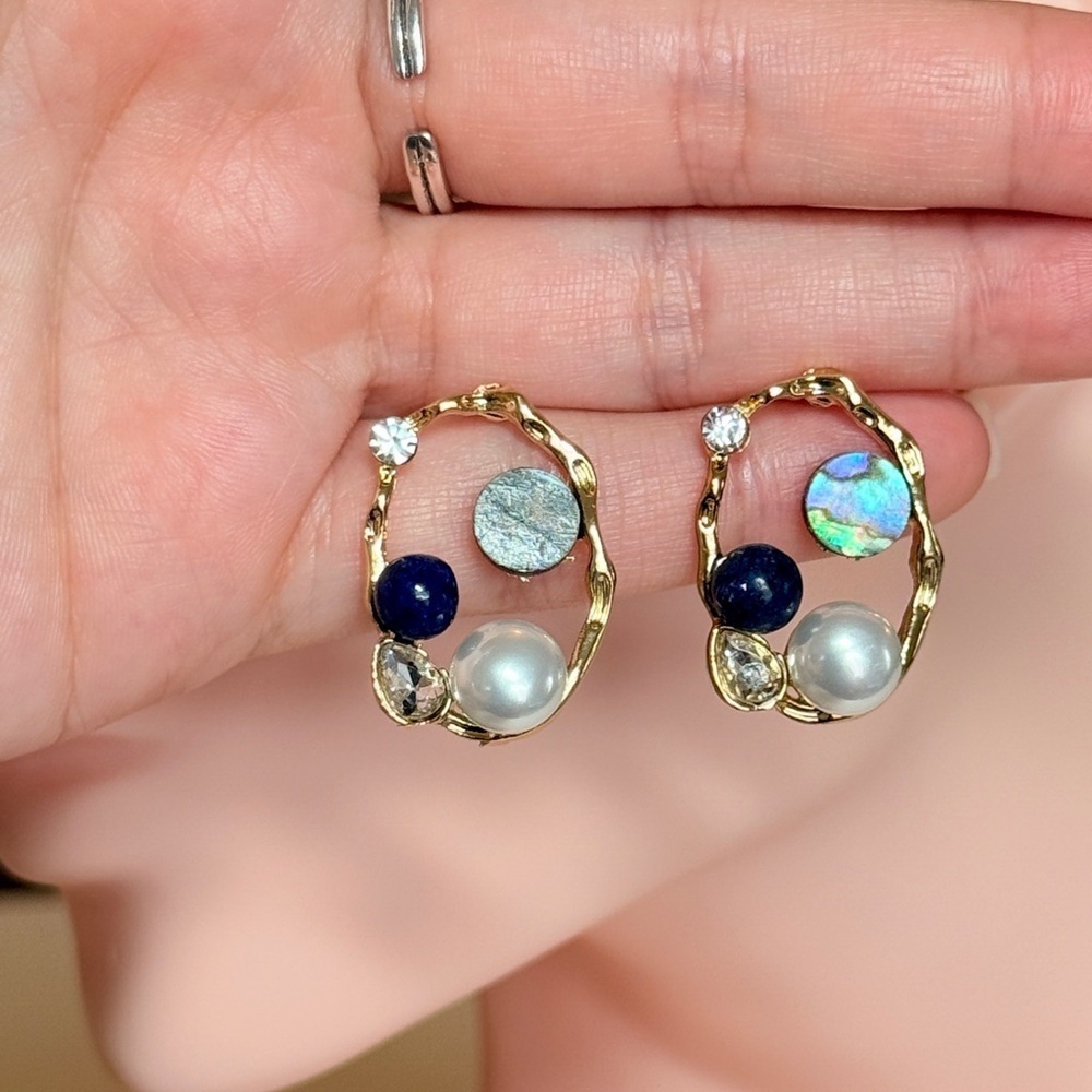 ⚜️ Elegant Gold and Blue Gemstone Earrings - Picture 8 of 8
